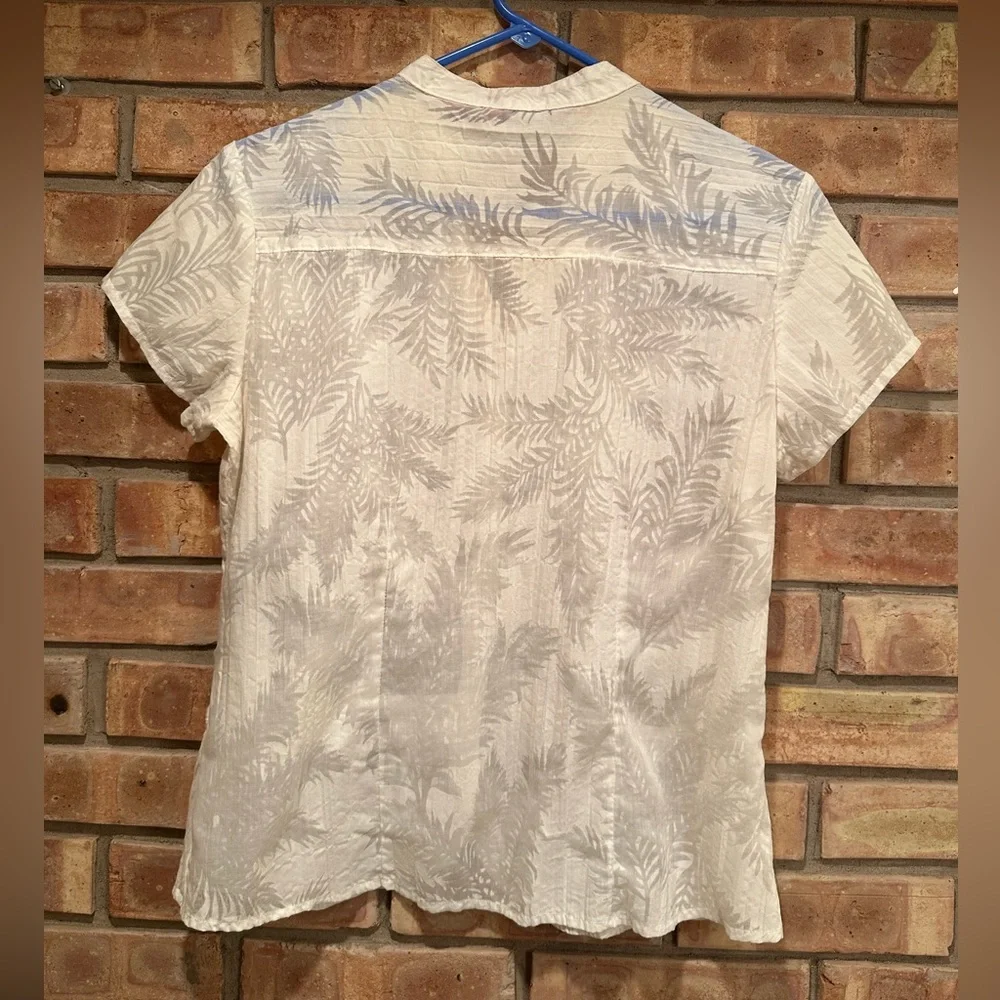 💥 $5 if bundled Medium White Semi Sheer Button Up Short Sleeve Blouse - Picture 3 of 11